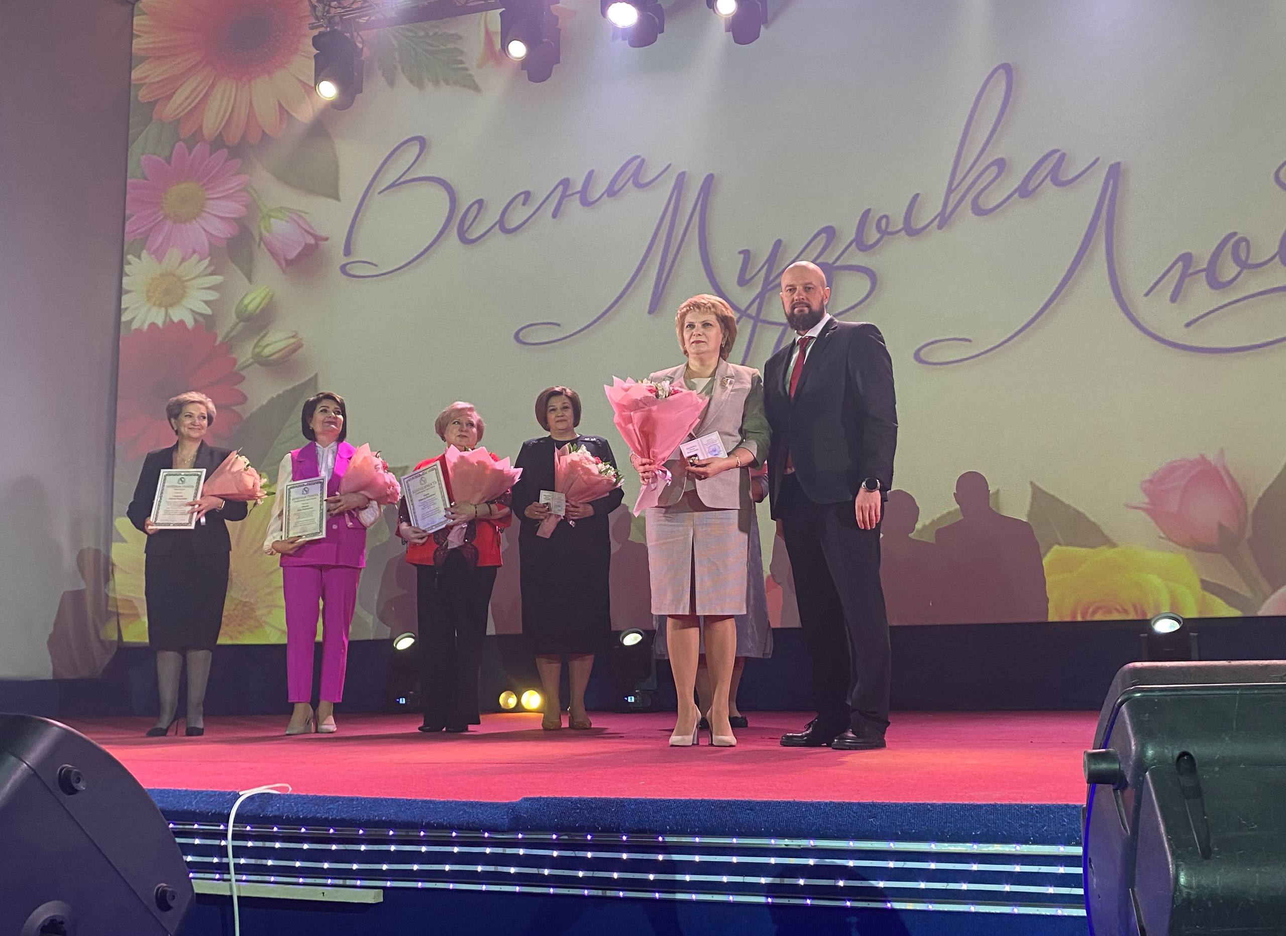 В Курске учительниц и воспитательниц поздравили с наступающим 8 Марта