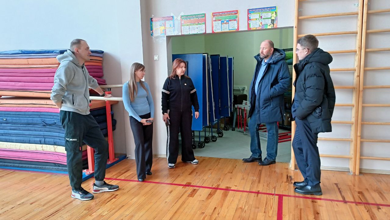 Курскому лицею подарили спортивный инвентарь для лёгкой атлетики