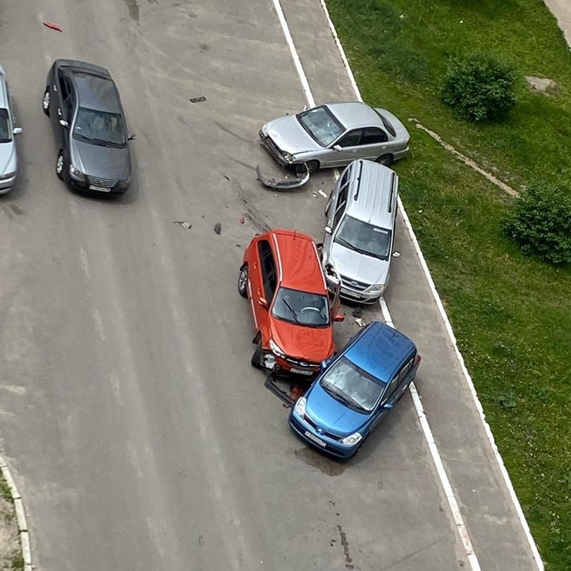 Виновник аварии с пятью машинами на проспекте Клыкова угнал автомобиль