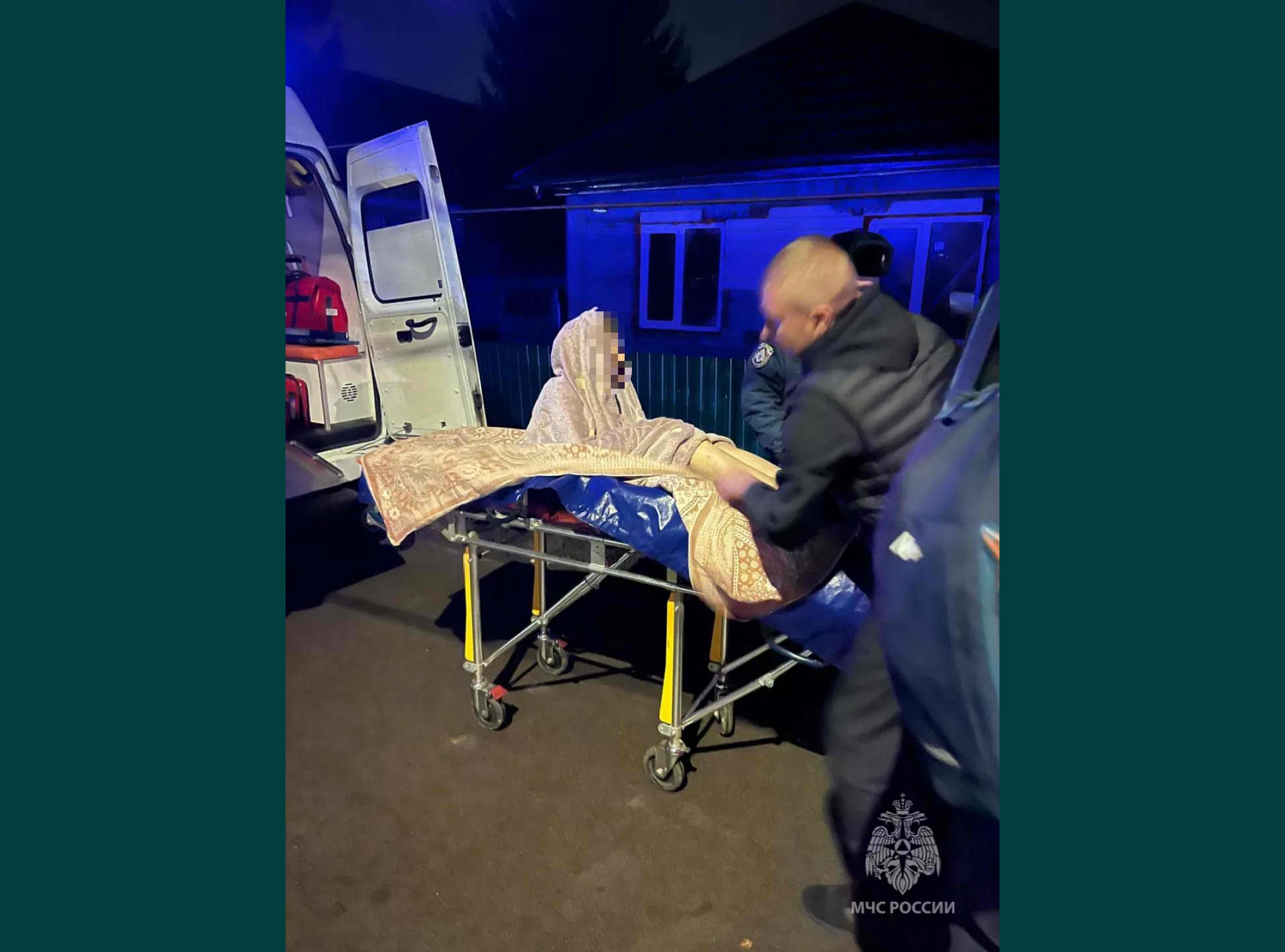 Очевидцы пожара спасли из огня 87-летнюю курянку