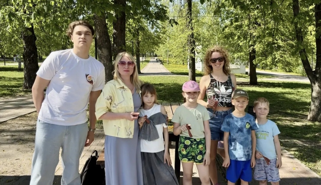 В Курске волонтёры раздали георгиевские ленточки в парке Дзержинского