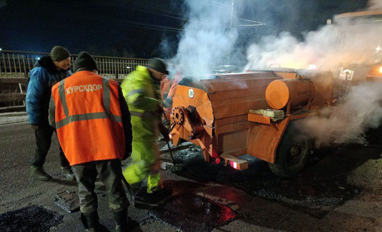 На четырех участках в Курске ночью проводили ямочный ремонт