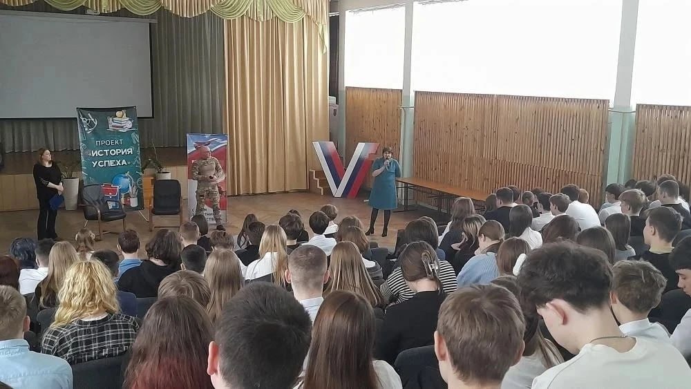 В Курской школе перед учениками выступил легендарный спортсмен и командир роты теробороны