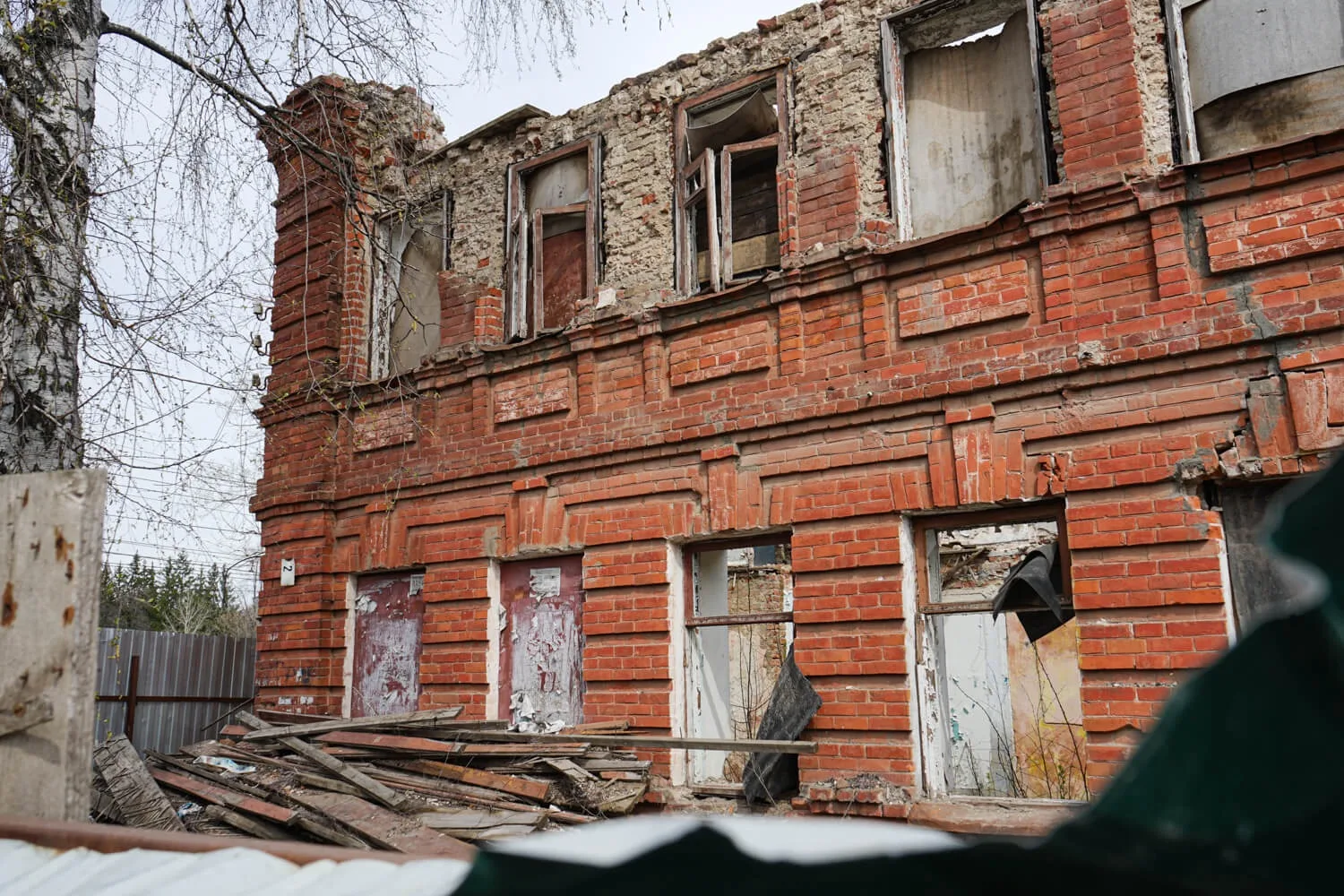 Два исторических здания в центре Курска выставлены на торги для восстановления