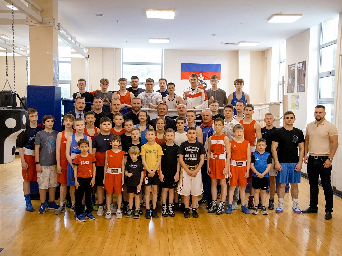 Губернатор Курской области наградил юных боксеров