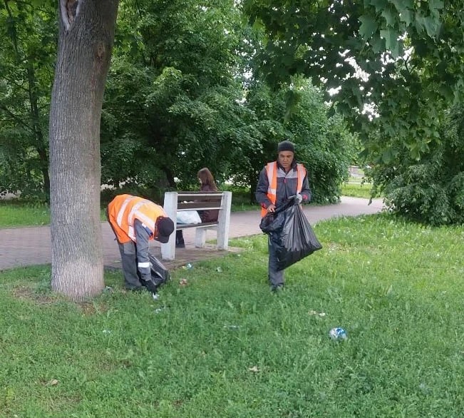В курских парках и скверах продолжается уборка и посадка цветов