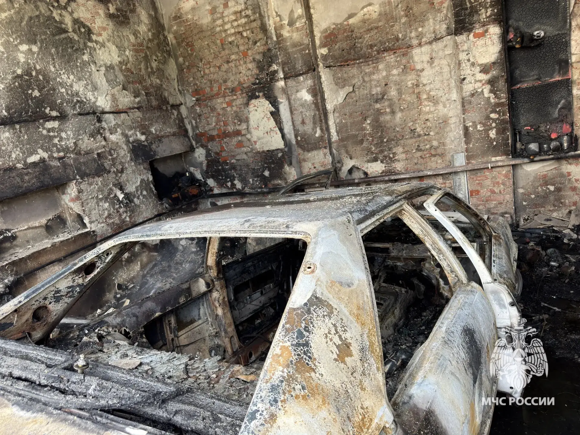 В Курске из-за сварочных работ автомобиль сгорел вместе с гаражом