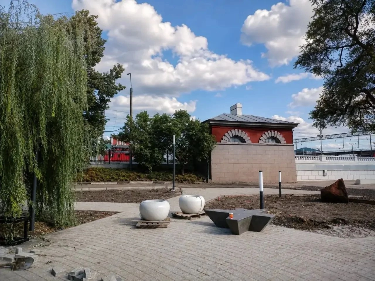 В Курске завершат благоустройство сквера «Пеликан» до 31 августа