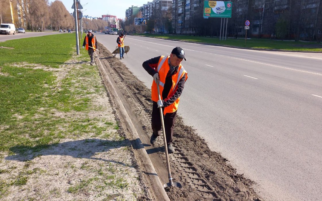 84 человека и 58 единиц техники работают 11 апреля на дорогах Курска