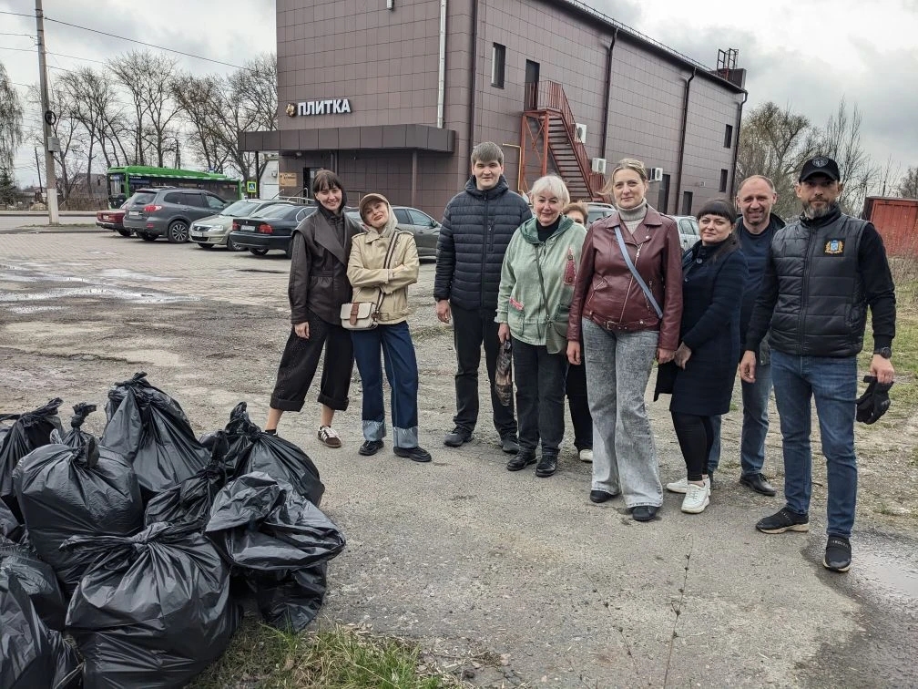На Карла Маркса, 77 куряне очистили территорию от мусора