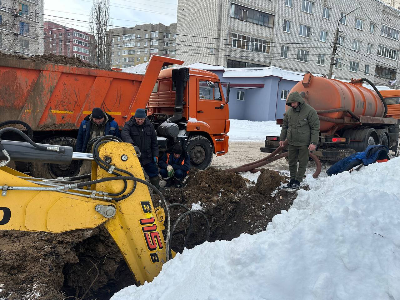 На улице Карла Маркса, 69-а  в Курске повредился чугунный водопровод