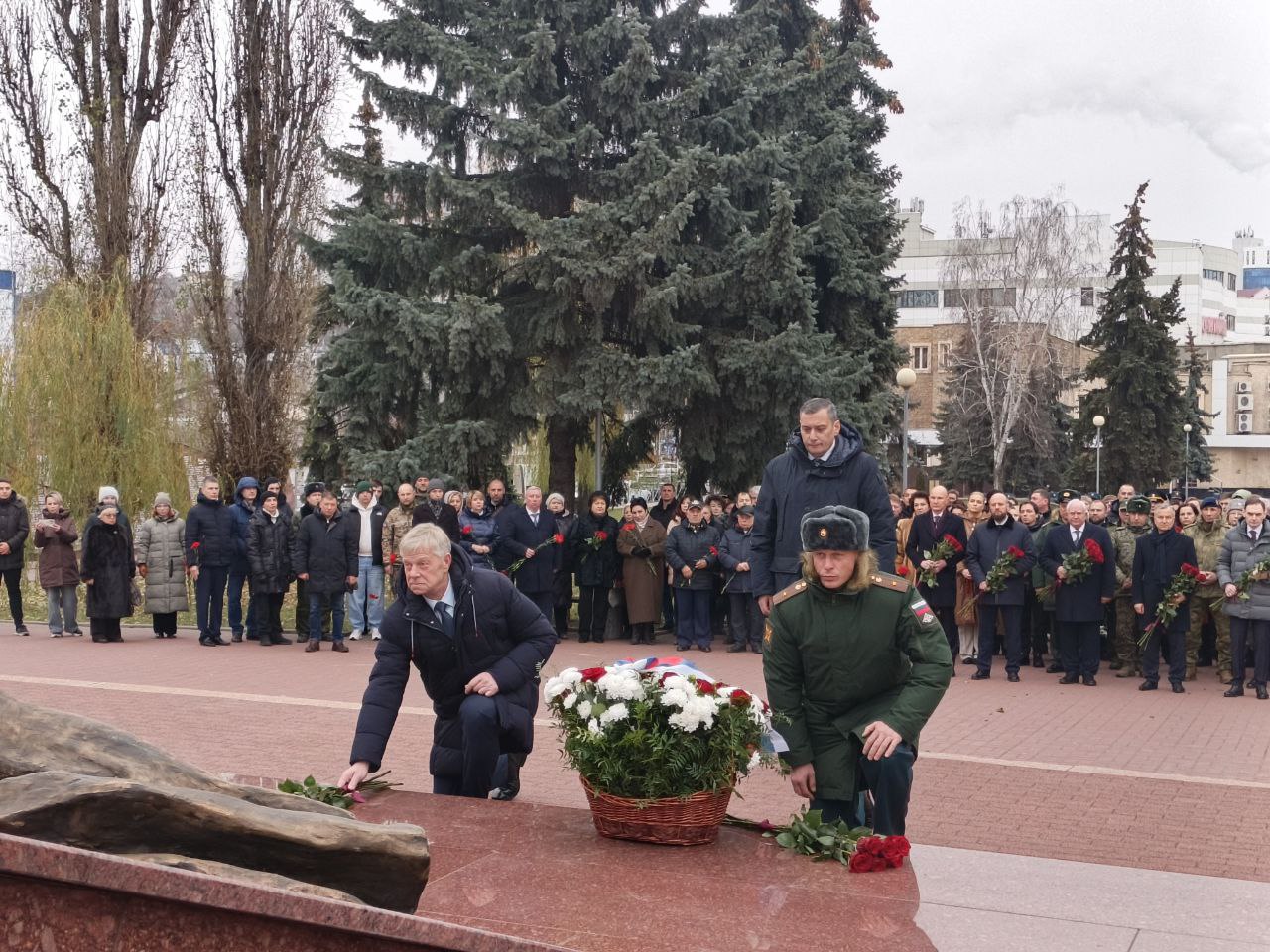 Куряне возложили венки и цветы в честь Дня Героев Отечества