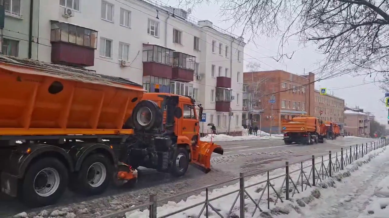 Дорожная техника вышла на уборку проезжей части в центре Курска