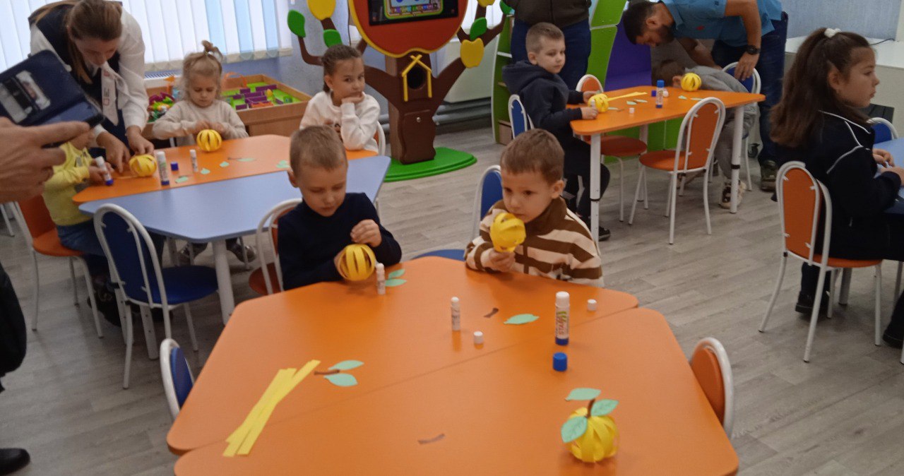 Воспитанники и родители познакомились с инновационной библиотекой «КУБ» и её современными технологиями