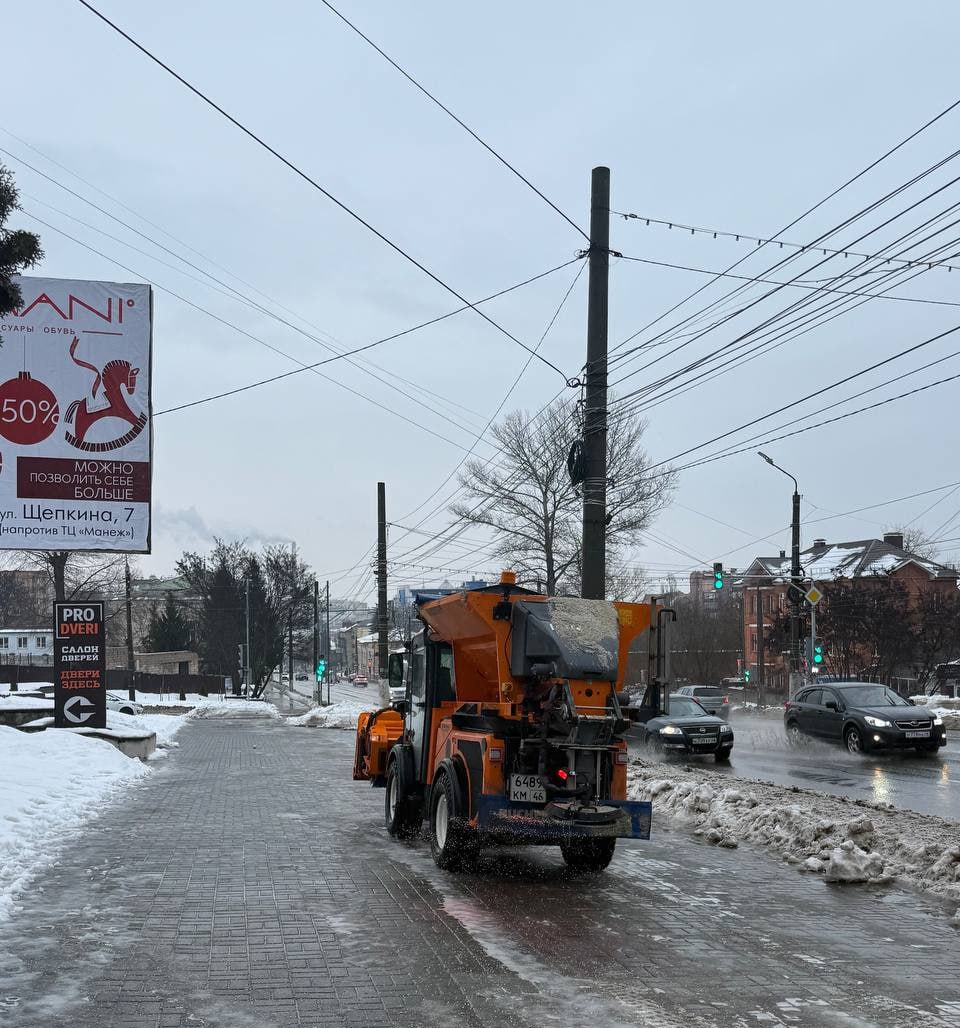 В Курске 75 единиц техники борются с последствиями снегопада