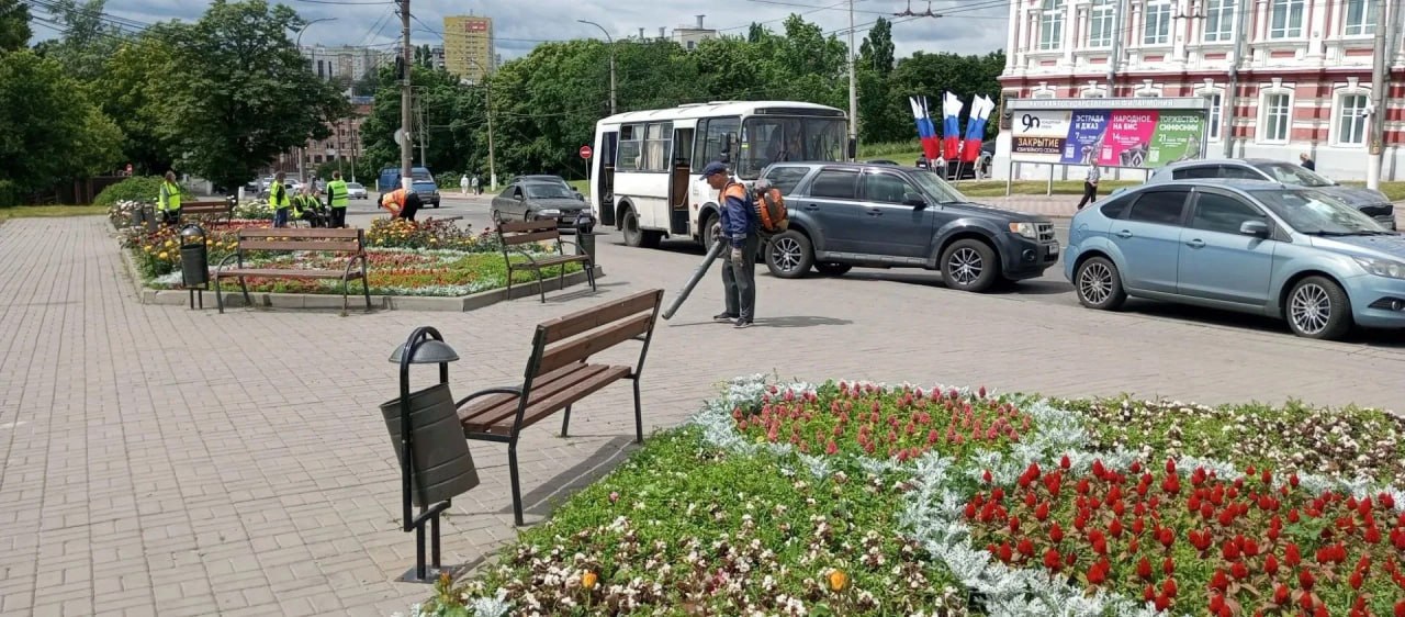 В Курске территории парков и скверов приводят в порядок 32 человека