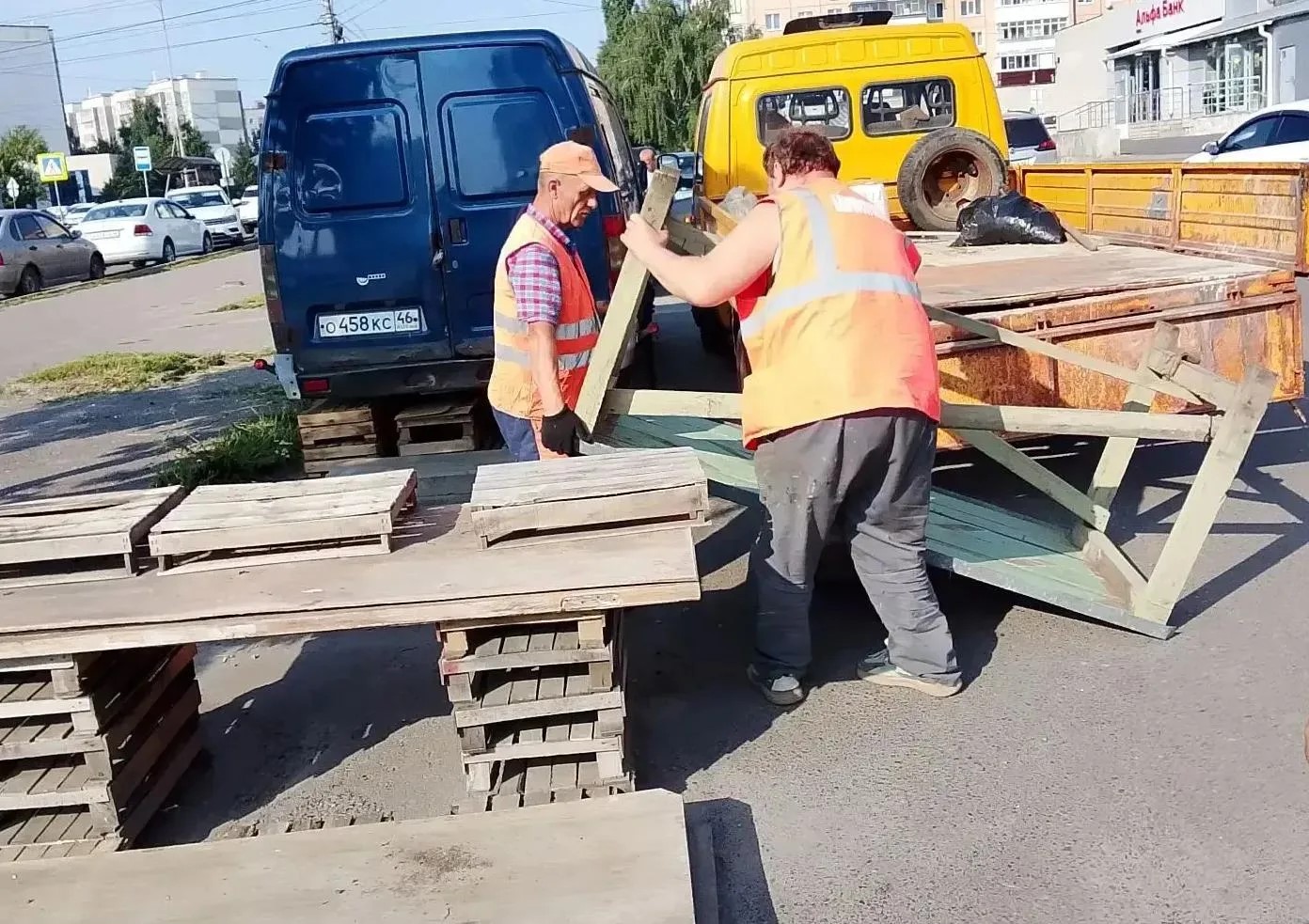 В Курске на улице Студенческой вывезли мусор незаконных торговцев