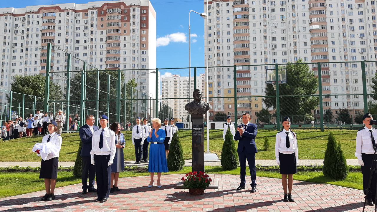 Учеников и педагогов 58-й школы с началом учебного года поздравил глава Курска Игорь Куцак