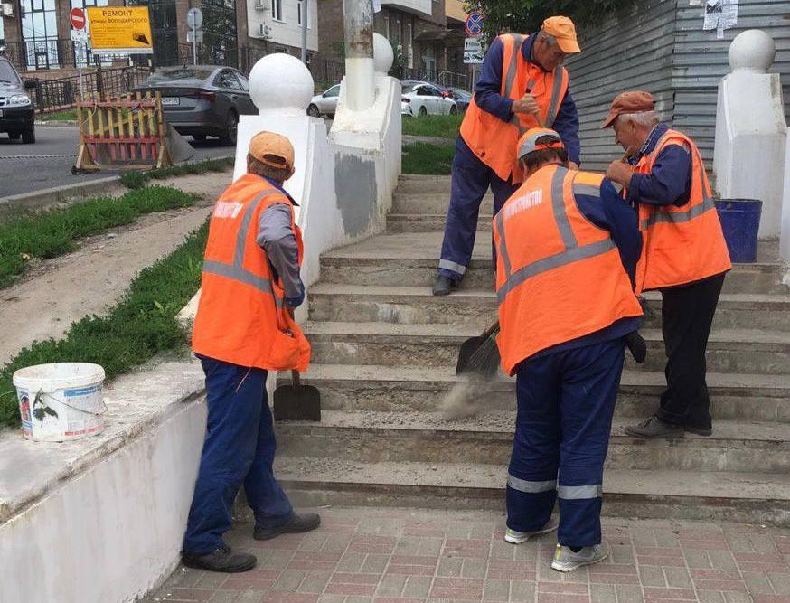 На улице Мирной в Курске коммунальные службы привели в порядок лестницу