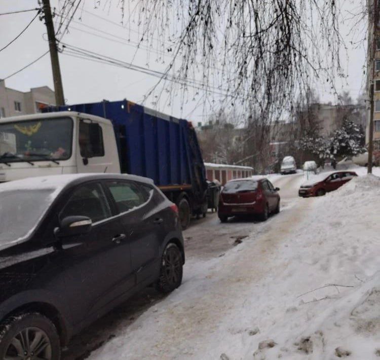В Курске составлено более 30 протоколов за парковку у контейнерных площадок