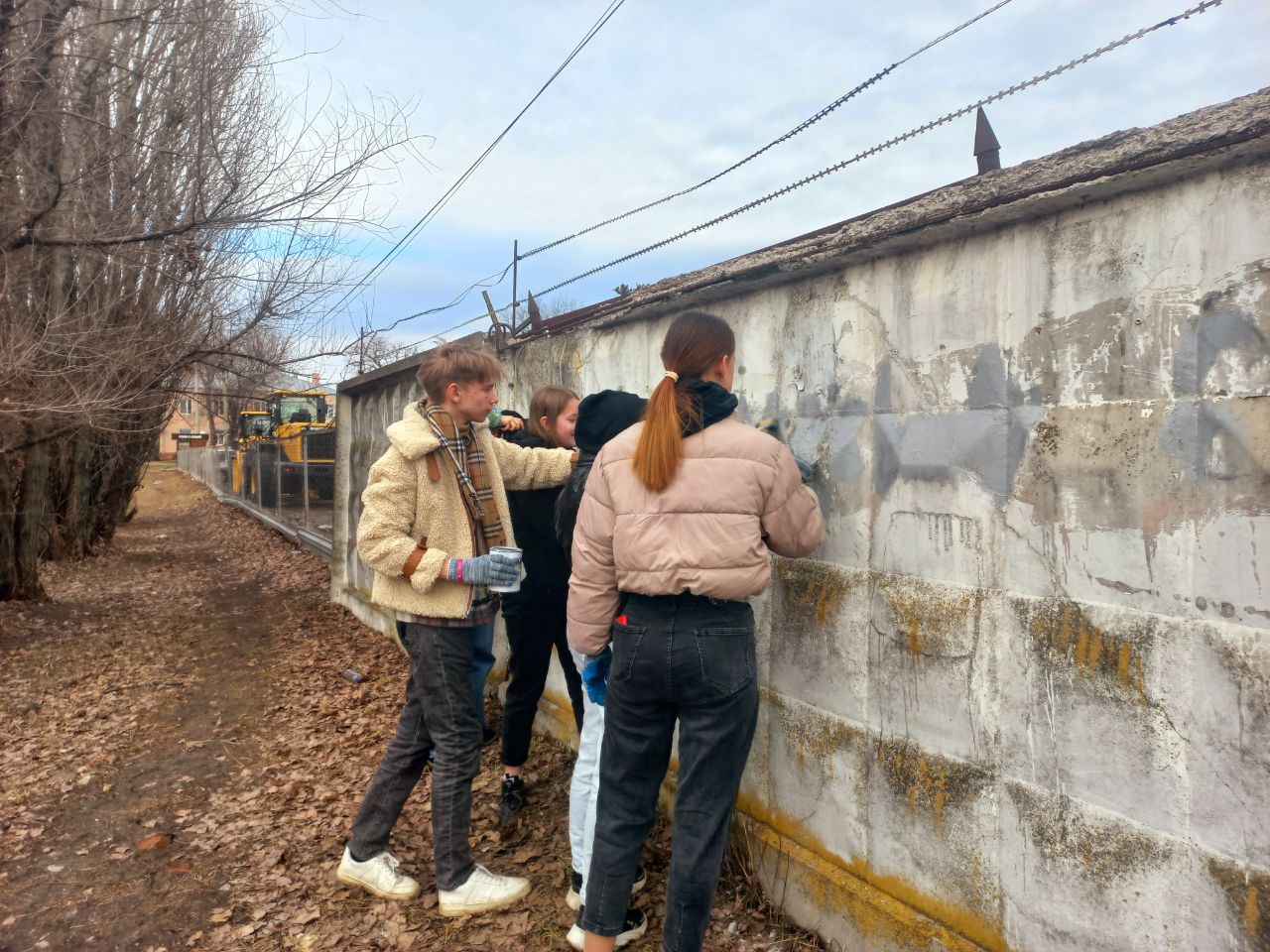 Курские волонтеры закрасили в Сеймском округе надписи пронаркотического содержания
