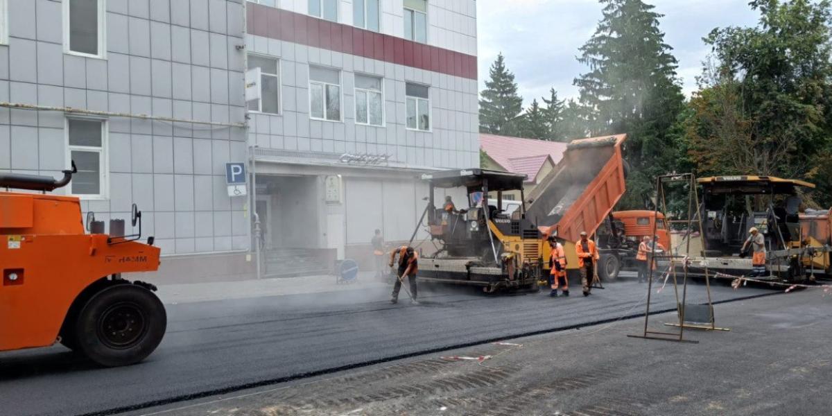 В Курске на улице Овечкина укладывают верхний слой покрытия