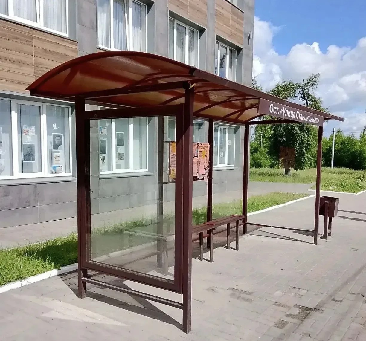 В Курске на Станционной привели в порядок остановку