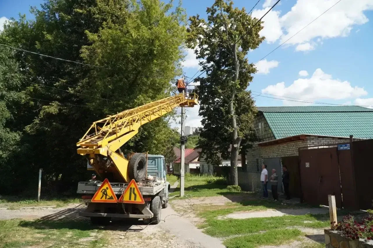 В Курске на улице Бойцов 9-й Дивизии спустя 20 лет зажглись фонари 