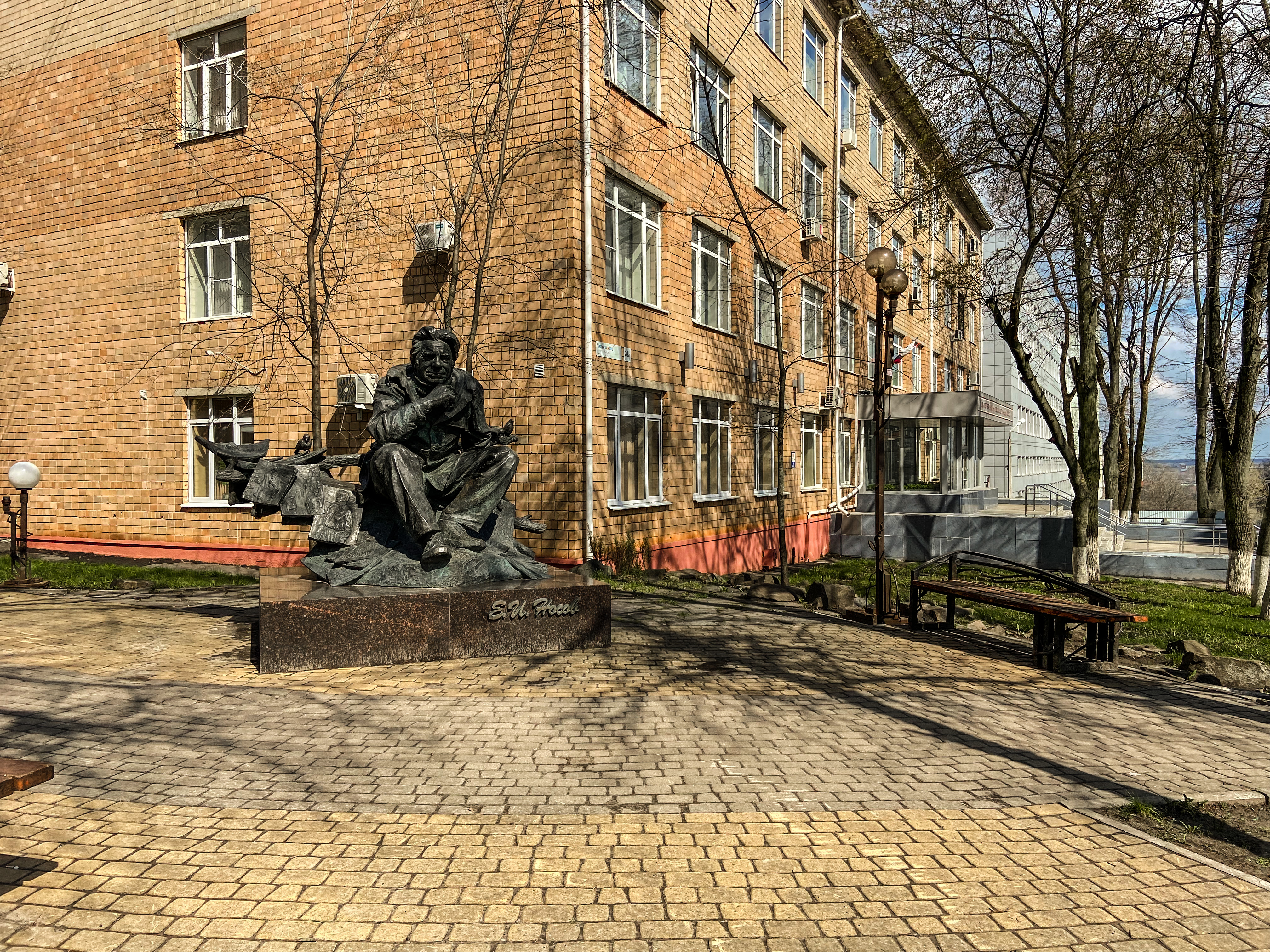 В Курске до 20 мая восстановят освещение в сквере около памятника Евгению Носову