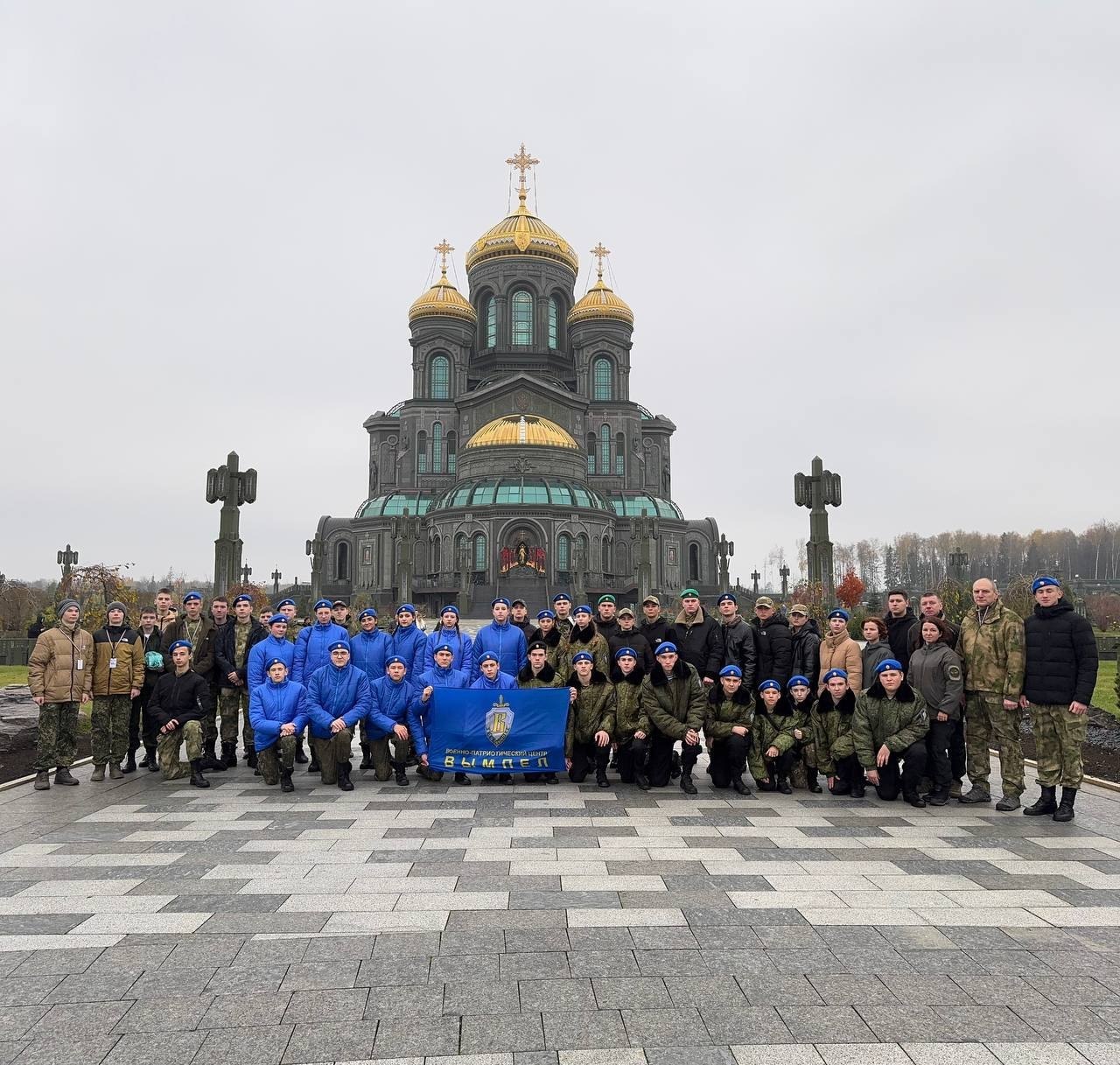 В Москву на экскурсию отправились 12 курсантов из Курска