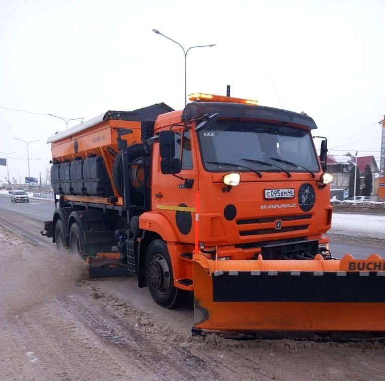 В Курске в уборке снега участвует 51 единица техники