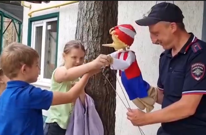  В Курске сотрудники полиции  показали детям кукольный спектакль