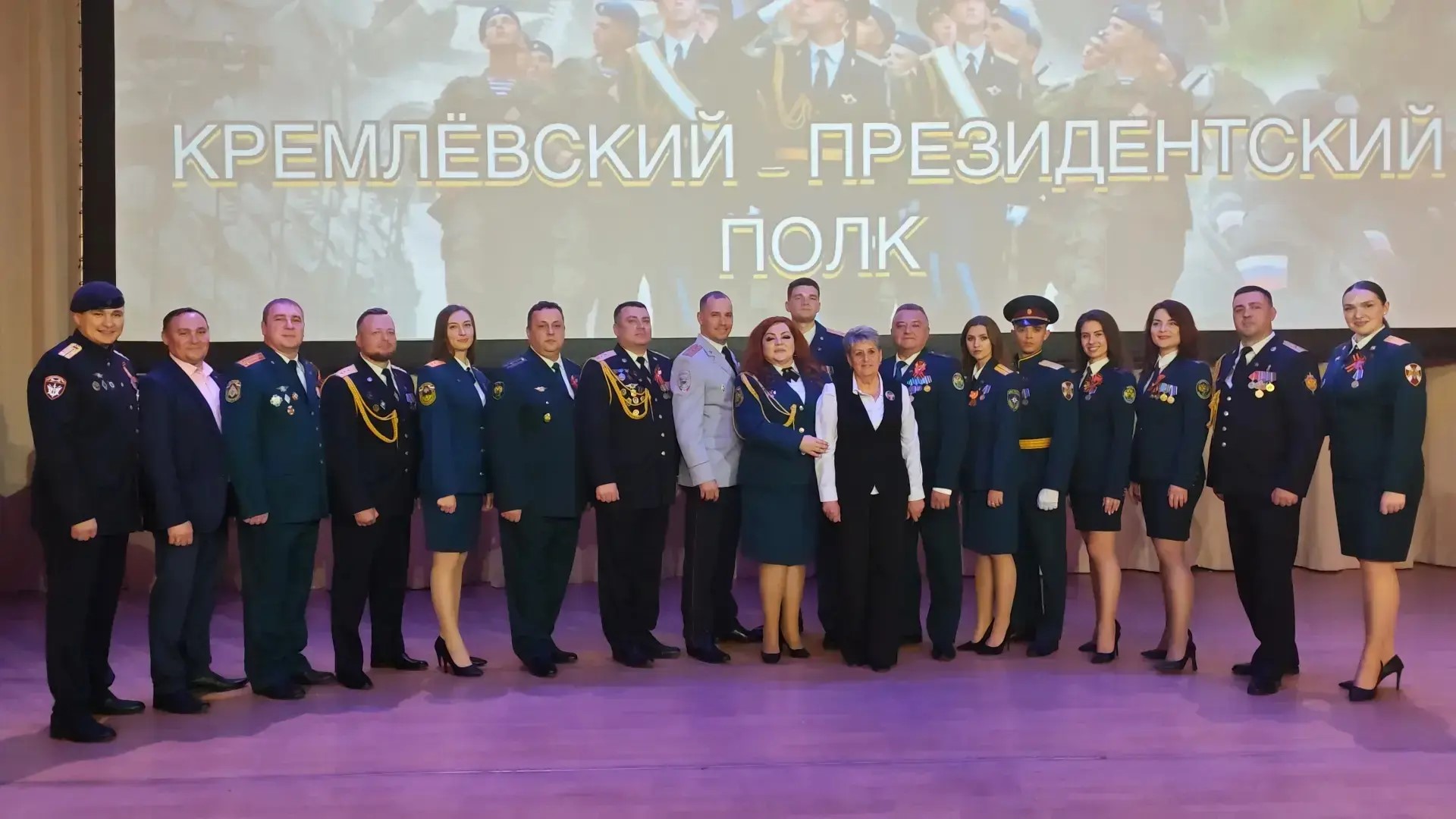 Куряне исполнили песню на праздничном концерте в Москве