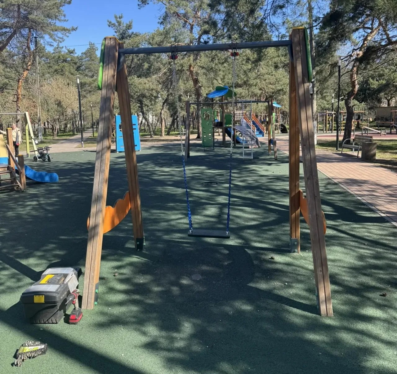 В Курске отремонтировали качели в двух скверах
