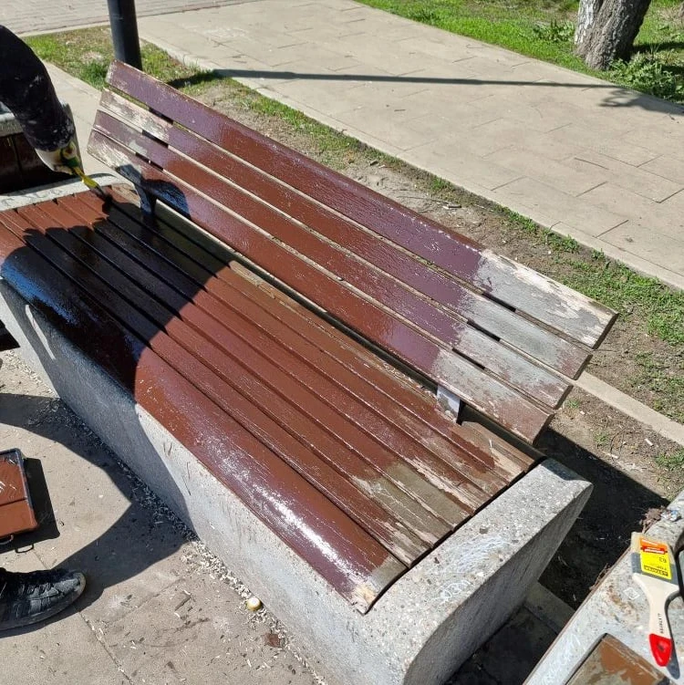 В Курске на Театральной площади отремонтировали и покрасили лавочки