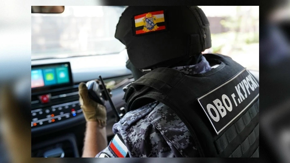 Росгвардейцы спустили с крыши торгового центра юную курянку