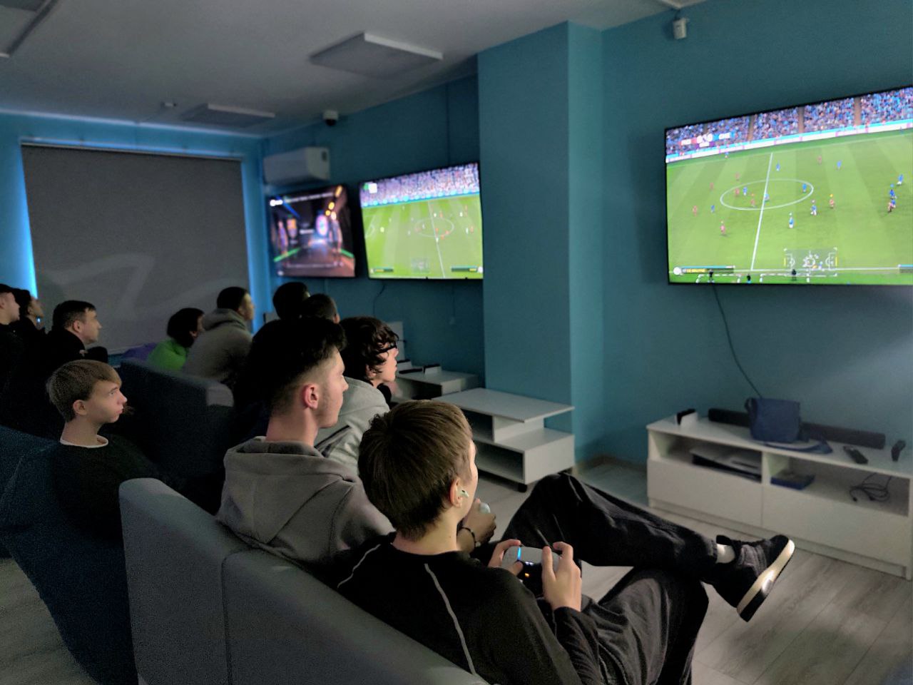 В Курске 10 команд соревновались в диджитал-футболе