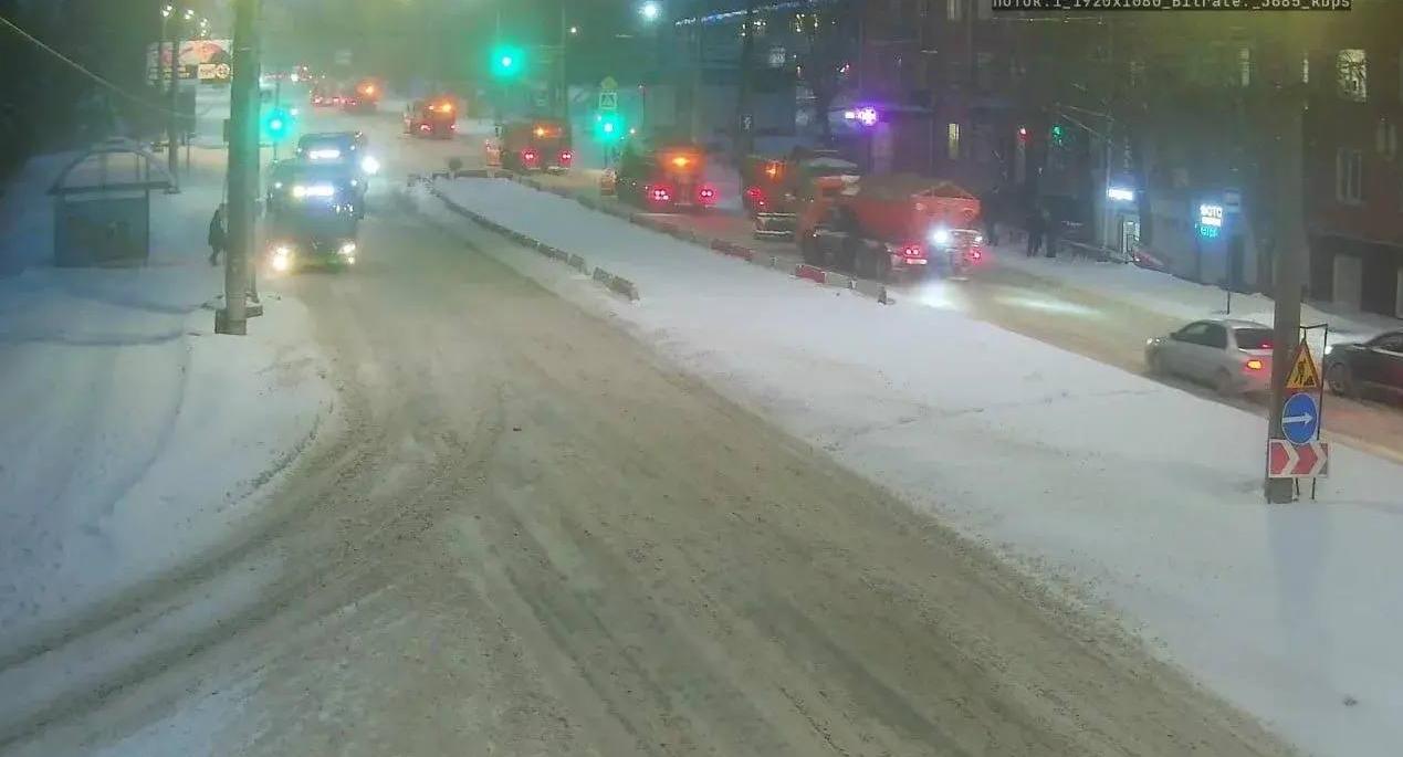 В Курске расчищать дороги от снега вышли 74 единицы техники