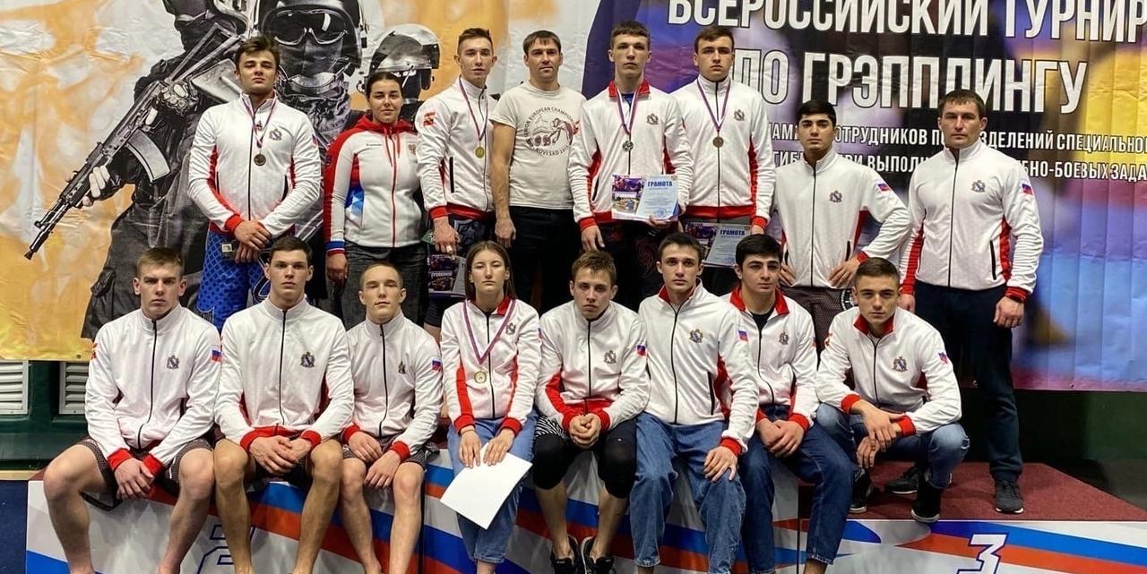 На всероссийском турнире по спортивной борьбе куряне завоевали 10 медалей