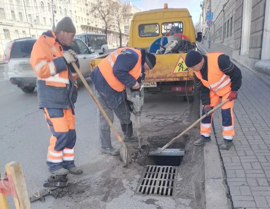В центре Курска отремонтировали провалившуюся ливневку