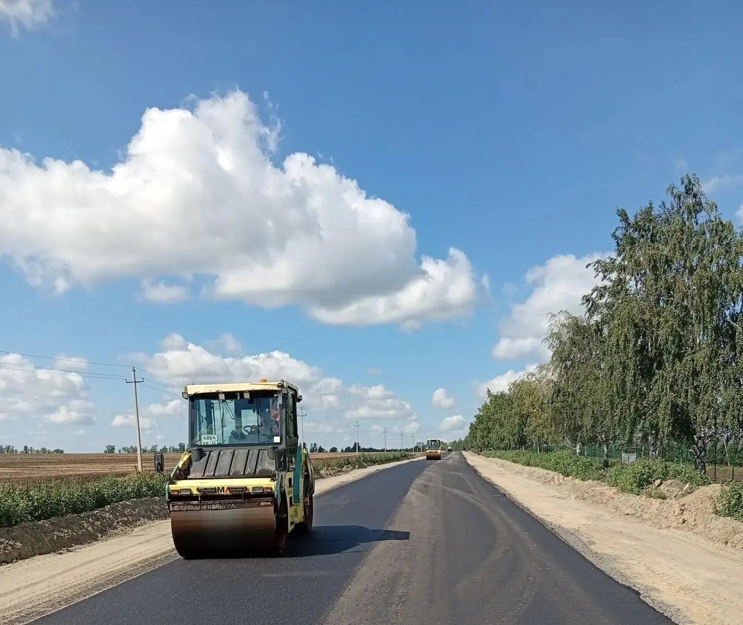 В Мантуровском районе Курской области укладывают 1,6 километров асфальта