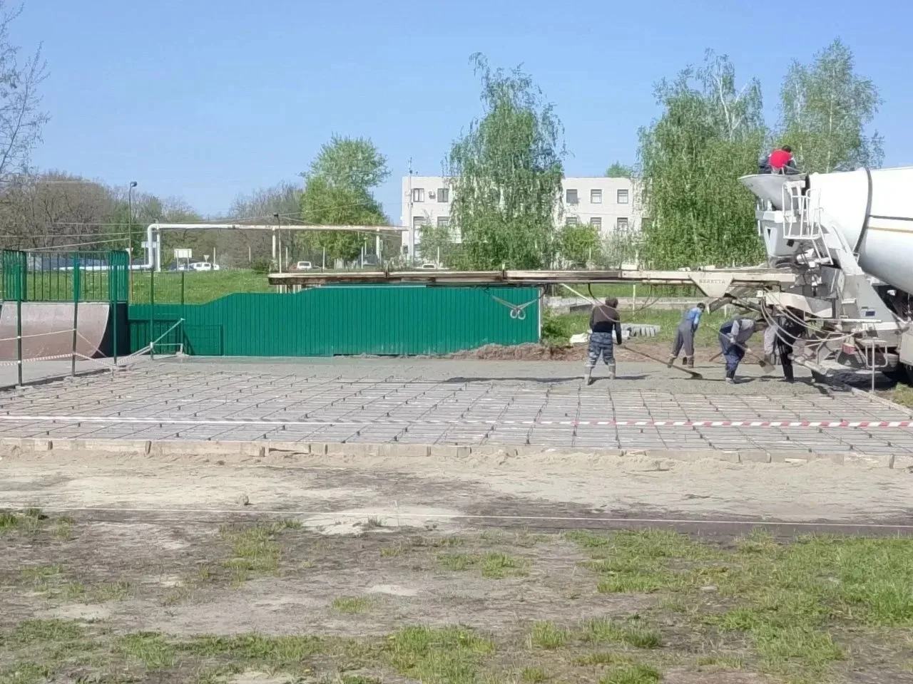 В поселке Маршала Жукова строят площадку для стритбола по нацпроекту