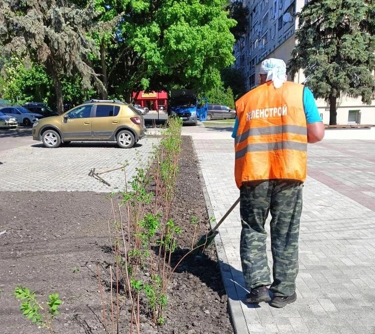 На уборке Курска задействованы 24 человека и три единицы спецтехники