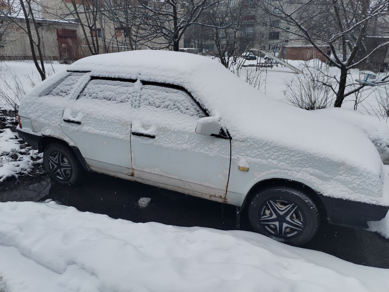 Из-за брошенного автомобиля задержался ремонт водопровода в Магистральном проезде Курска