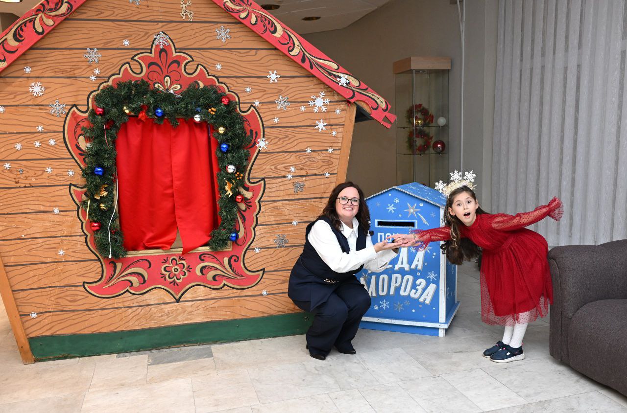 Курский театр раскрыл тайны закулисья для юной участницы «Ёлки желаний»