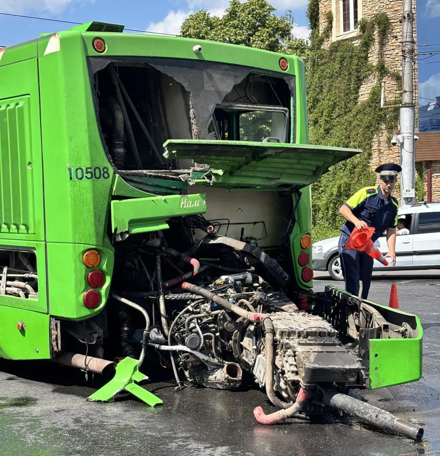 В центре Курска у автобуса сорвался с креплений двигатель
