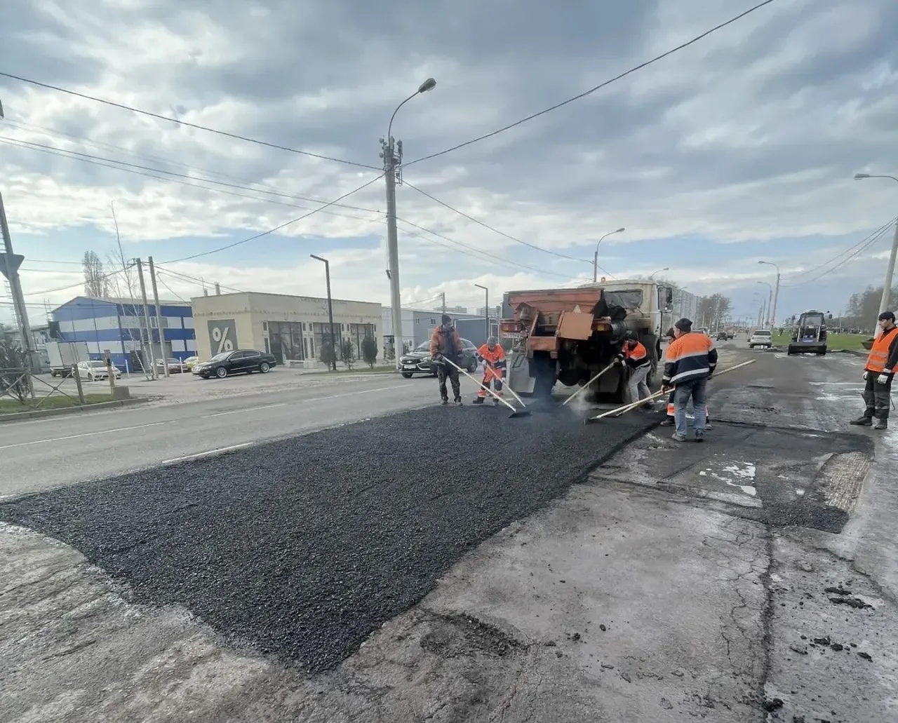 Устранение дорожных выбоин на Дериглазова взял на контроль глава курского округа