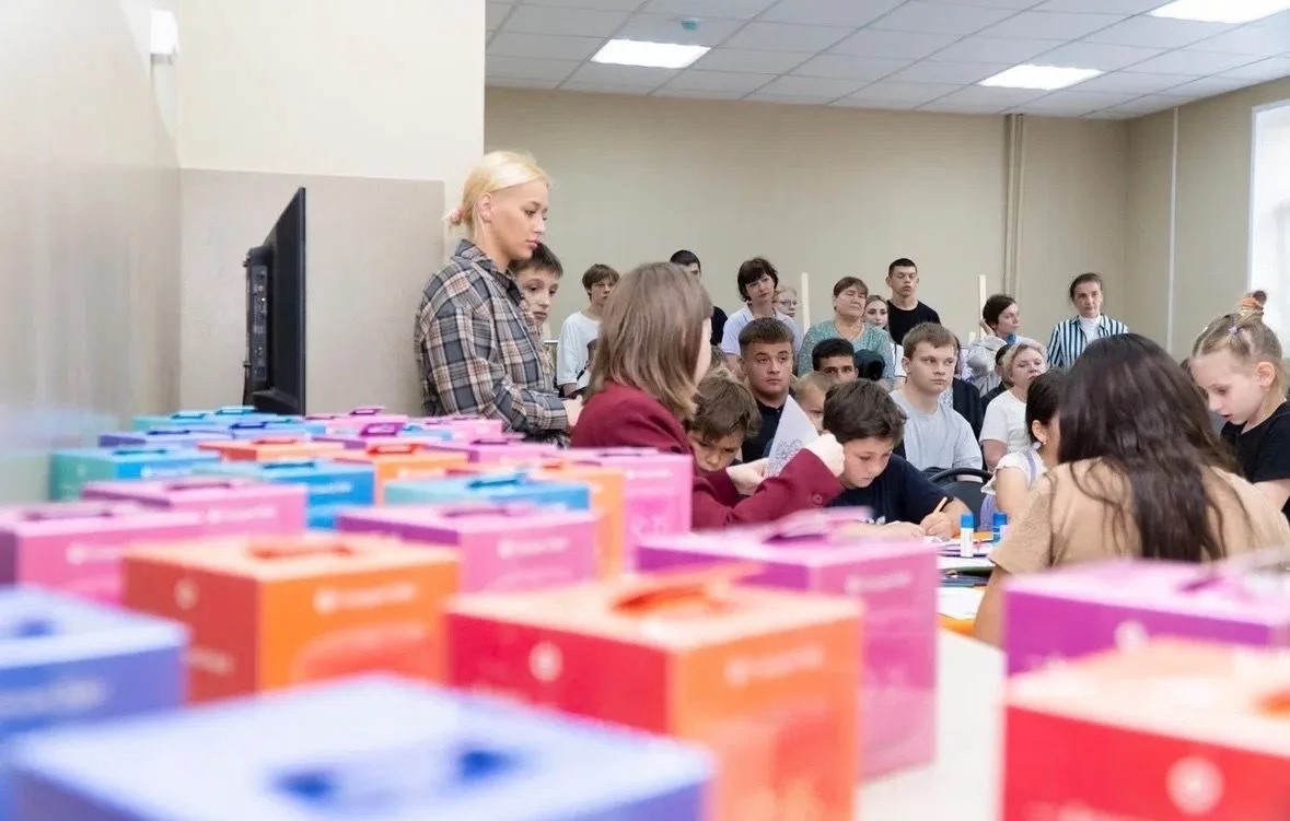 Почти 30 юных жителей курского приграничья  получили умные колонки «Алиса»