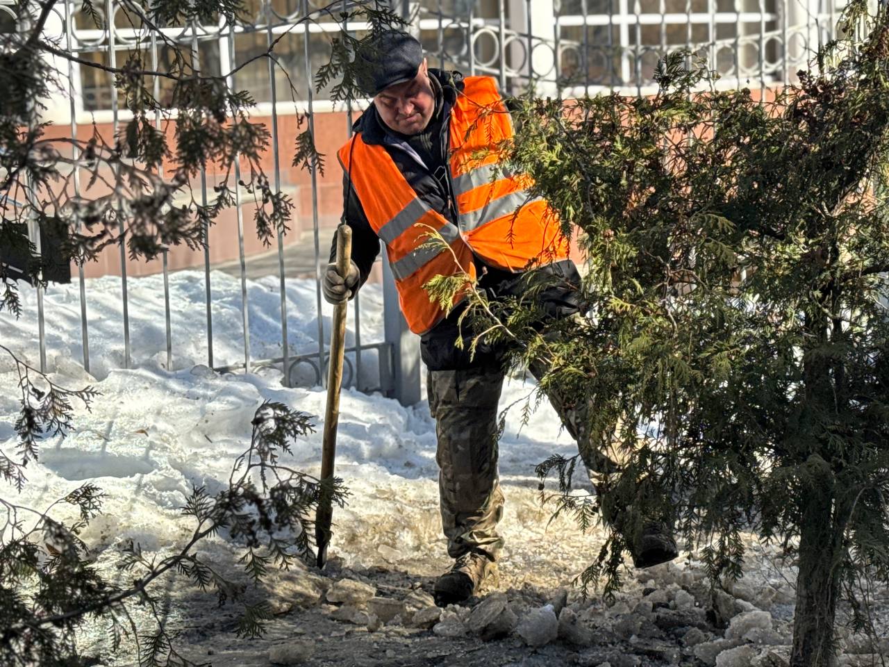 В Курске активные жители помогают рабочим очистить лед