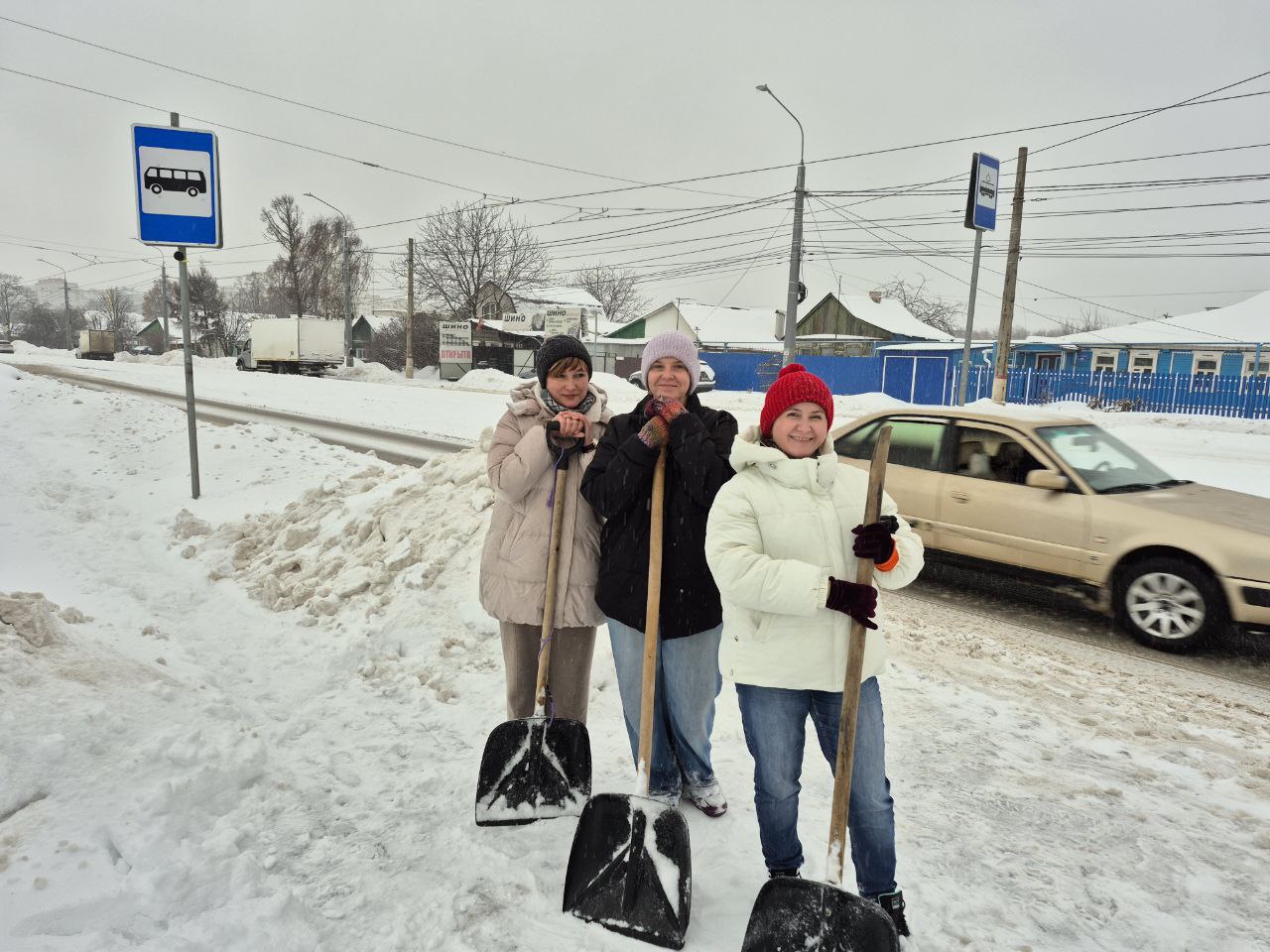 Известинцы взялись за лопаты